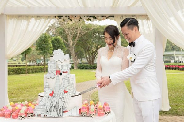 Nụ cười rạng rỡ của cô dâu nổi tiếng khi cắt bánh kết hôn.