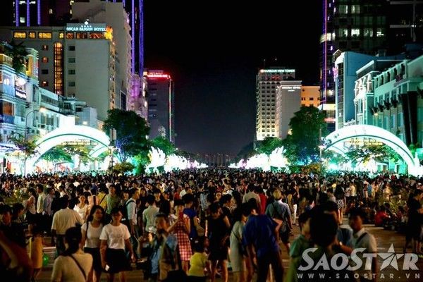 Người dân Sài Gòn nháo nhào trên phố đi bộ vì nhầm địa điểm bắn pháo ho