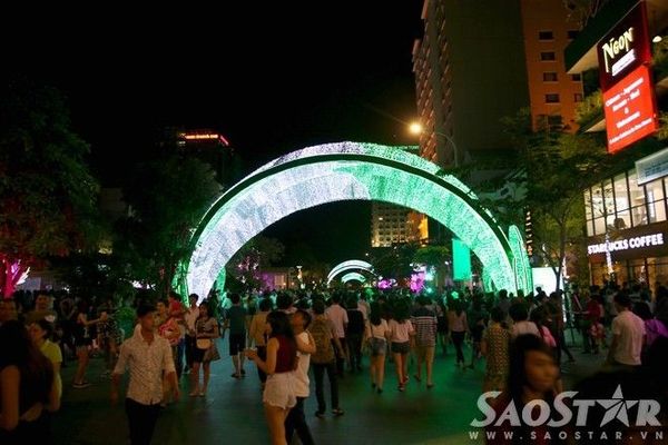 Người dân Sài Gòn nháo nhào trên phố đi bộ vì nhầm địa điểm bắn pháo ho