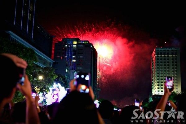 Người dân Sài Gòn nháo nhào trên phố đi bộ vì nhầm địa điểm bắn pháo ho