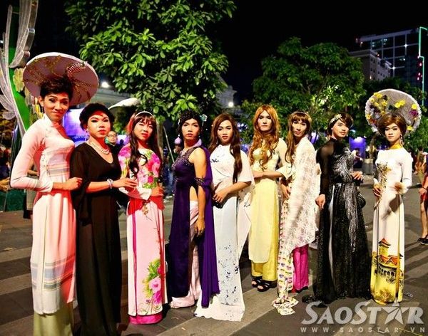 Người dân Sài Gòn nháo nhào trên phố đi bộ vì nhầm địa điểm bắn pháo ho