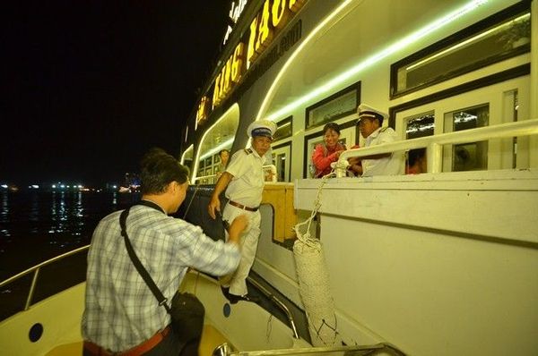 Du khách lên du thuyền bằng ca nô.