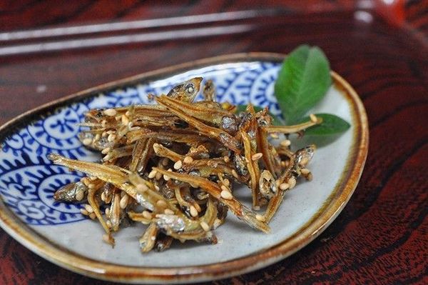 Tazukuri: Cá mòi khô được nấu cùng xì dầu tạo ra hương vị hấp dẫn. Loại cá này từng được dùng để bón ruộng lúa. Chúng tượng trưng cho một mùa màng bội thu. Ảnh: Recetasjaponesas.