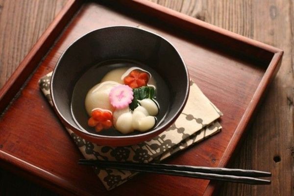 Zōni: Món súp với bánh mochi này có nước dùng trong ở miền Đông và nước dùng mì miso ở miền Tây. Đây được coi là món truyền thống nhất trong osechi. Ảnh: Mygazeta.