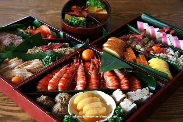 Ebi: Tôm được nấu cùng rượu sake và xì dầu tượng trưng cho mong ước sống thọ, với hình ảnh lưng còng và râu dài. Ảnh: John Lander.