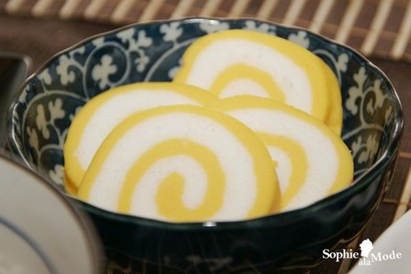 Nishiki tamago: Lòng trứng được tách ra trước khi chế biến, lòng đỏ tượng trưng cho vàng, lòng trắng tượng trưng cho bạc. Cả hai kết hợp thể hiện ao ước về sự thịnh vượng và may mắn trong năm mới. Ảnh: Sophiealamode.