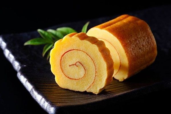 Datemaki: Món trứng cuộn ngọt ngào này thường được cho thêm cá xay hoặc tôm bằm, tượng trưng cho ý muốn có nhiều ngày lễ tốt lành. Vào ngày lễ, người Nhật thường mặc trang phục truyền thống. Ảnh: Tsunagujapan.