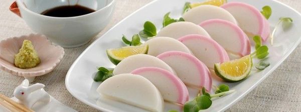 Kamaboko: Bánh cá nướng truyền thống gồm các miếng màu hồng và trắng được sắp xếp theo hình nhất định. Màu sắc và hình dạng của chúng mô phỏng hình ảnh mặt trời mọc, tượng trưng cho nước Nhật. Ảnh: Ichimasa.
