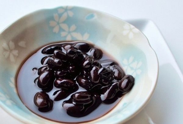 Kuro-mame: Mame có nghĩa là “sức khỏe”. Do đó, món đậu đen ngọt ngào này thể hiện ước muốn có sức khỏe dồi dào trong năm mới. Ảnh: Odigo.