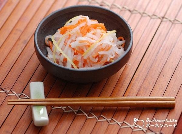 Kohaku-namasu: Món dưa góp được làm từ củ cải và cà rốt trộn dấm ngọt này có màu đỏ trắng bắt mắt, hai màu tượng trưng cho sự ăn mừng. Ảnh: Bohnenhase/Blogspot.