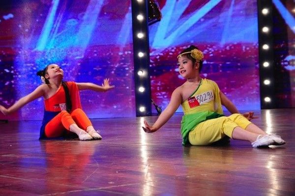 Hai cô bé Hà Bảo Anh và Nguyễn Mỹ Anh đến từ Hà Nội là cái tên đầu tiên sẽ có mặt trong vòng bán kết trong thời gian tới nhờ nút vàng quyền lực của giám khảo Chí Trung.