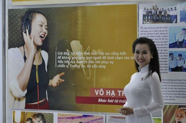 Ngày 1/1, tại Nhà Văn hóa Thanh Niên TP HCM, buổi tuyên dương và khen thưởng 6 công dân trẻ tiêu biểu của thành phố năm 2015 đã diễn ra. Ở lĩnh vực giải trí, ca sĩ Võ Hạ Trâm được vinh danh vì có nhiều đóng góp cho phong trào âm nhạc nơi đây.