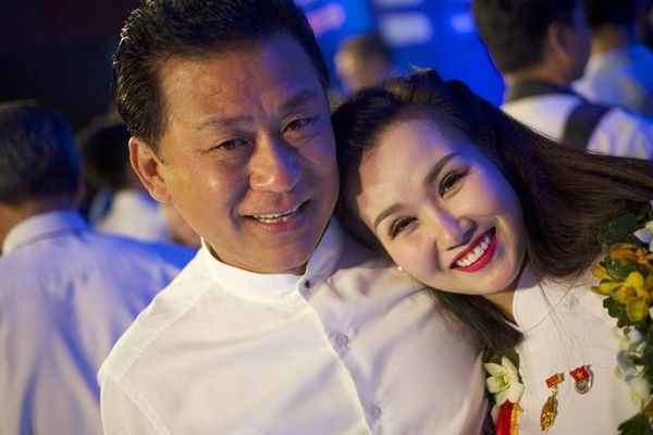 Võ Hạ Trâm vui vẻ chụp ảnh lưu niệm cùng NSƯT Tạ Minh Tâm.