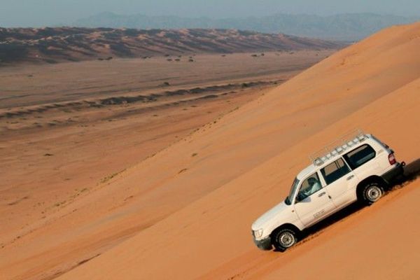 Vòng xoay Oman - Oman (một quốc gia thuộc các tiểu vương quốc ARập) là một cung đường cho phép du khách chiêm ngưỡng được nét quyến rũ của đất nước Oman với thắng cảnh say lòng người, các khu chợ của người Hồi giáo, hệ thống hang động, các đồi cát và cả sa mạc. Trên đường đi, du khách có thể nghỉ chân và hòa mình với dòng nước của những con suối cạn hay ngắm nhìn những con rùa bơi trên bãi biển Ras Al Jinz.
