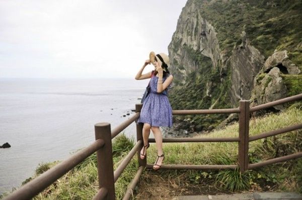 Cung đường Ilju tọa lạc tại hòn đảo Jeju xinh đẹp - một địa điểm nghỉ mát nổi tiếng của người dân Hàn Quốc. Được vinh danh là một trong những đoạn đường ven biển đẹp nhất châu Á, đường Ilju sẽ khiến du khách phải đi hết từ ngỡ ngàng này đến kinh ngạc khác với cảnh quan thiên nhiên vùng núi lửa độc đáo và từng đợt sóng nhịp nhàng vỗ về bãi cát đẹp tuyệt.