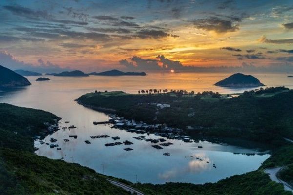 Đường từ vịnh Clearwater đến Po Toi O (Hong Kong): Nhiều người thường cảm thấy vô cùng mỏi mệt khi đi giữa những con đường huyên náo ở Hong Kong với tiếng còi xe không ngớt từ những chiếc mini-bus và taxi. Nhưng khi đã rời xa được những con đường đông đúc đến cung đường từ vịnh Clearwater đến Po Toi O, bạn sẽ được chiêm ngưỡng cảnh làng mạc như tranh thủy mặc, thưởng thức hải sản tươi nguyên, đặc sản vùng Canto. Và tất nhiên là cảnh quan thiên nhiên vùng vịnh trên đoạn đường Tai Au Mun.