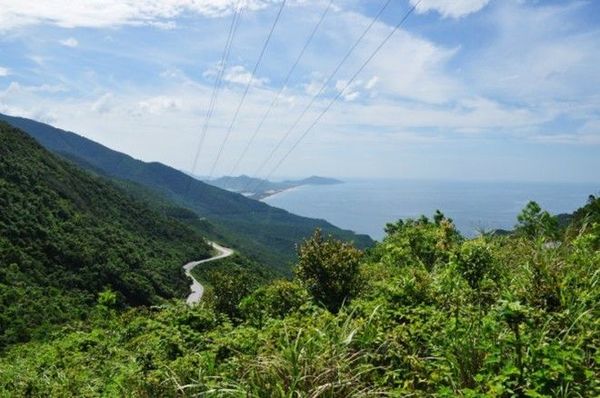 Đường đèo Hải Vân (Việt Nam) thường được so sánh như một dải lụa đẹp hoàn mỹ vắt ngang sườn núi. Đoạn đường dài khoảng 20 km này được xem như một trong những con đường ven biển đẹp nhất thế giới, mang đến cho du khách khung cảnh mỹ miều của vùng biển Đông và cây cối xanh mát ngút tầm mắt.