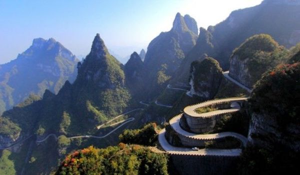Đường núi Thiên Môn (Trung Quốc): Đoạn đường uốn khúc liên tục này vừa là nỗi sợ hãi vừa có sức hút khó cưỡng đối với những khách du lịch yêu thích thám hiểm. Dù chỉ dài khoảng 11 km, con đường được mệnh danh là “lối lên trời” Thiên Môn có tổng cộng 99 khúc quanh ở độ dốc gần 1.100 m. Tuy nhiên, đích đến sẽ là phần thưởng cho những ai đã bỏ công tới đây, hang Thiên Môn và núi Thiên Môn nổi tiếng Trung Quốc.