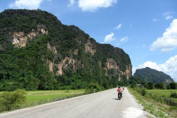 Cung đường The Loop - Lào là chuyến hành trình dài 450 km bắt đầu và kết thúc tại thị trấn Tha Kaek, đi qua hầu hết những cảnh đẹp ấn tượng nhất của đất nước triệu voi. Dù tại các đoạn rìa vách đá, đường đi tương đối khó lái, nhưng bù lại những hồ nước và hang động suốt dọc đường sẽ là điểm đến thú vị cho du khách tham quan và nghỉ chân.