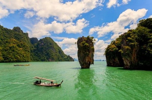 Cung đường Đông Bắc Phuket - Thái Lan là một trong những cung đường chạy xe đẹp nhất châu Á. Đường Đông Bắc Phuket sẽ dẫn dắt bạn qua những ruộng tôm, làng chài giản dị cũng như những vách đá vôi kỳ thú tại đảo James Bond và những hòn đảo khác gần vịnh Phang Nga. Chưa kể, sân golf Mission Hills sẽ làm nức lòng những người yêu thích môn thể thao này. Do vậy nếu đã chán bơi lội hay nằm dài ở bể bơi, hãy leo lên xe và bắt đầu hành trình của mình tại Phuket.