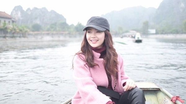Cách đây ít giờ, trên trang Facebook riêng, Minh Hằng gửi đến người hâm mộ loạt ảnh ghi lại chuyến tham quan Tam Cốc - Bích Động, địa điểm du lịch hấp dẫn ở Ninh Bình.