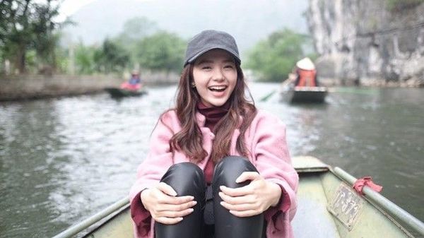 Kèm theo các bức hình, nữ ca sĩ xinh đẹp và tài năng còn cập nhật dòng trạng thái với nội dung là những mong ước của bản thân trong năm mới.
