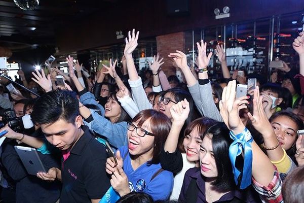 Như những lần họp trước, người hâm mộ thường đến sớm vài tiếng để mong gặp được Sơn Tùng M-TP ở bên ngoài sân khấu. 12h trưa, cổng ra vào đã tập trung khá đông, dù 16h sự kiện mới bắt đầu diễn ra.