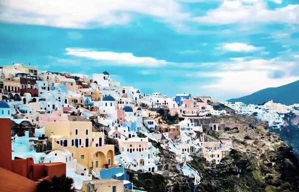 Santorini thuộc cụm đảo Cyclades, được hình thành trên tàn dư của một ngọn núi lửa phun trào cách đây hơn 3.500 năm. Ảnh: fomithea.com