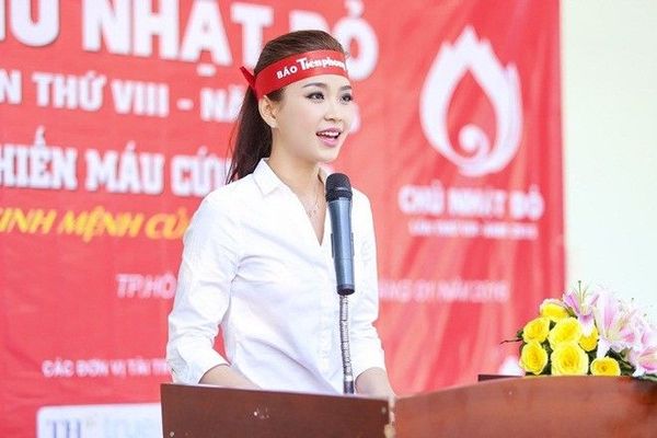 Diễm Trang đại diện các nghệ sĩ góp mặt trong sự kiện lên phát biểu, kêu gọi mọi người cùng hiến máu.