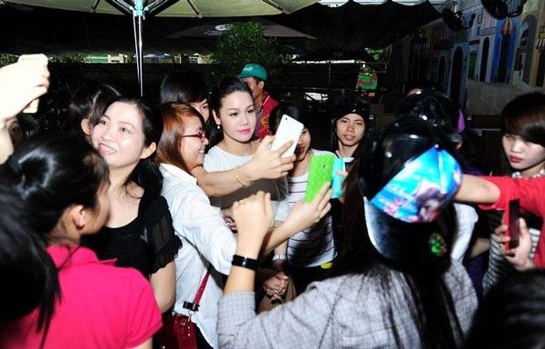 Chiều lòng các fan, Nhật Kim Anh liên tiếp chụp hình selfie và ký tặng album mới.