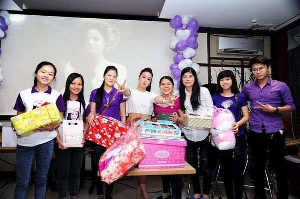 Sau đó fan âm thầm phát MV tự thực hiện ghi lại quá trình hoạt động âm nhạc khiến nhân vật chính bật khóc vì không kiềm chế được cảm xúc. Ngoài ra, người hâm mộ còn mang nhiều món quà ngộ nghĩnh như thú bông tới tặng thần tượng.