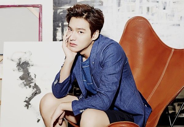 Trường hợp của mỹ nam Lee Min Ho là ngoại lệ. Tháng 11/2015, báo giới Hàn đưa tin nam diễn viên Người thừa kế vướng vào một vụ lừa đảo. Một người phụ nữ tố cáo giám đốc một công ty giải trí họ Kim về tội lừa gạt chiếm đoạt số tiền 600 triệu won.
