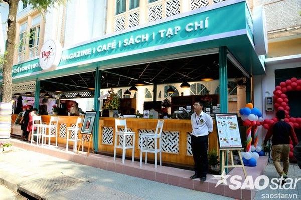 Đường sách còn dành hẳn một khu riêng cho các quán café sách. Công chúng có thể tới ngồi vừa nhâm nhi cà phê, nước uống, vừa đọc sách và trao đổi về sách với nhau.