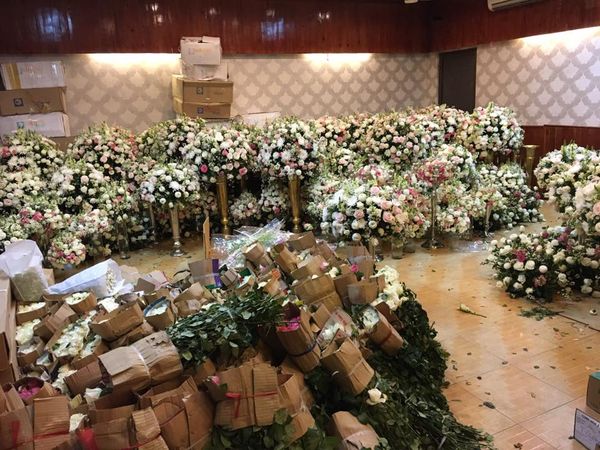 Riêng chi phí cho 2 thùng container hoa tươi nhập từ Đà Lạt về để trang trí đã "ngốn" hết gần 1 tỷ đồng.
