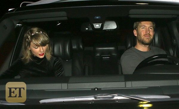 Tối 12/1, cặp đôi đình đám làng nhạc Taylor Swift - Calvin Harris lọt vào tầm ngắm của cánh săn ảnh khi hẹn hò tại một nhà hàng phong cach Italya Giorgio Baldi ở Santa Monica. Giọng ca xinh đẹp diện bộ váy liền màu đen, khoe đôi chân dài miên man, phía trước trang phục trông khá kín đáo. Taylor trang điểm chỉn chu, phụ kiện tóc khá điệu đà.