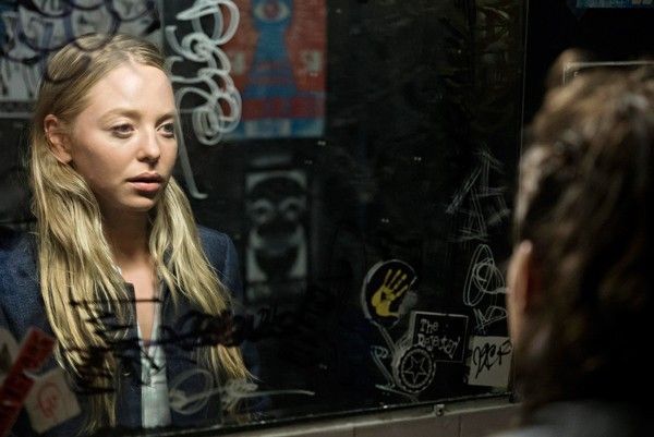 Hình ảnh các chị em trong "Mr. Robot" cũng được phức tạp không kém gì cánh mày râu.