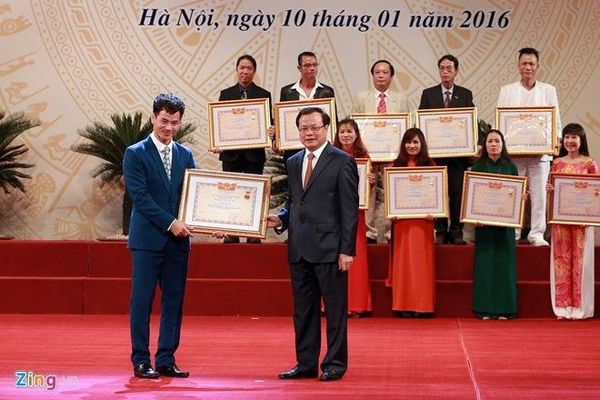 Xuân Bắc trong lễ phong tặng danh hiệu Nghệ sĩ Ưu tú tại Hà Nội hôm 10/1.