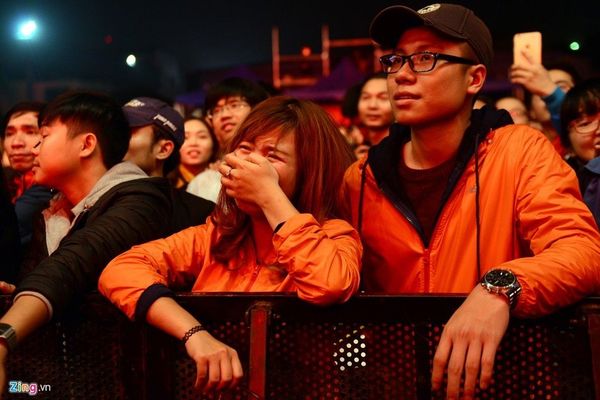 Nhìn Trần Lập đứng trên sân khấu, lắng nghe những tâm sự anh khi gọi vợ là "chiến binh", không ít người hâm mộ bật khóc vì quá xúc động. Ngay sau đó, phần trình diễn Tiếng gọi của anh cũng được chia sẻ trên các trang mạng xã hội. Người ta gọi đó là "ngôn tình ngọt ngào của một rocker".