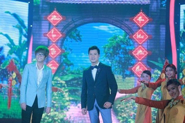 tiết mục song ca nam duy nhất trong chương trình, Quang Dũng và Bùi Anh Tuấn mang đến không khí xuân đậm chất truyền thống với ca khúc Xuân quê tôi.