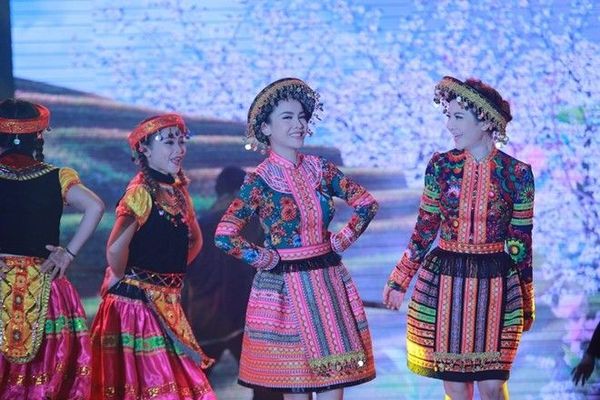 Với Liên khúc xuân Tây Bắc, Yến Trang, Yến Nhi đã tái hiện một lễ hội mùa xuân trên vùng núi Tây Bắc thật sống động và lạ mắt, tạo nên cảm giác thích thú và tò mò cho khán giả.