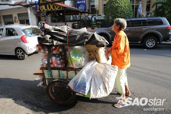 Bà lão nhặt ve chai này khi đi qua quầy bánh cứ đứng tần ngần mãi mà không dám lấy. Người dân xung quanh phải cất lời động viên thì bà mới dám lại gần.