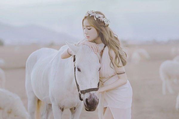 Ý tưởng của bộ ảnh là thế giới thần thoại Hy Lạp và Elly Trần tựa như nữ thần sắc đẹp Aphrodite trong bộ cánh trắng.