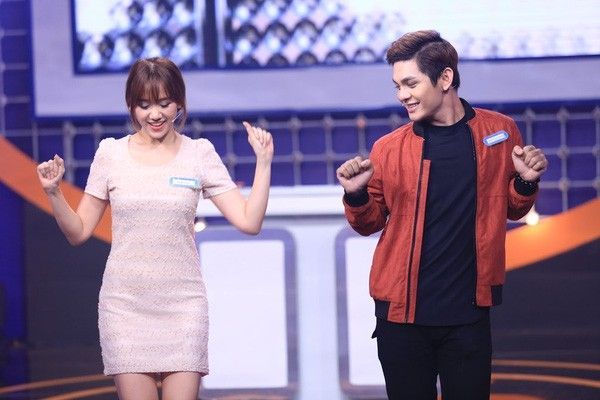Cả hai trình diễn những vũ điệu vui nhộn.