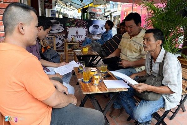 Càng ngày, mánh lưới của những kẻ cướp giật càng nguy hiểm. Chúng thường đi theo nhóm khoảng 5-6 người vừa phòng vệ, vừa cướp giật và cản người truy đuổi. Một mình ông Hoàng có những lúc không thể chống lại. Và ông đã tập hợp các anh em bạn bè cùng có nhiệt huyết bắt cướp thành một "lực lượng". Ông kể: "Mấy anh em mỗi người một công việc khác nhau, anh Nghĩa thì làm nghề sửa khóa, anh Phúc phụ vợ bán chè, anh Kiên phụ quán ăn... Các chú ấy rảnh được giờ nào thì cùng lang thang trên đường giờ đó".