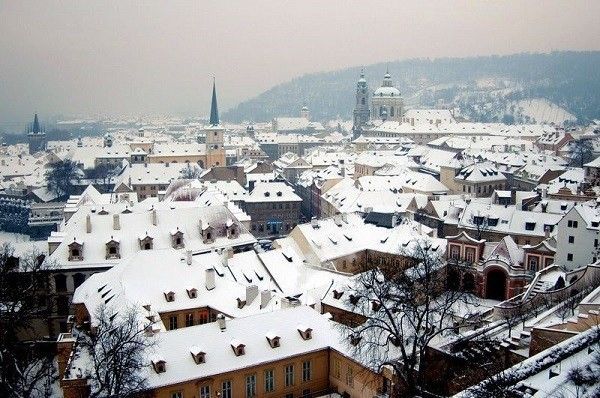 Là thủ đô của Cộng hòa Czech, Prague ghi dấu trong lòng khách du lịch là một trong những điểm đến hàng đầu châu Âu bởi kiến trúc đẹp cổ kính thời Trung cổ. Với những ngọn tháp cao và con đường quanh co được rải sỏi, Prague càng đẹp hơn khi được phủ một lớp tuyết trong mùa đông giá lạnh.
