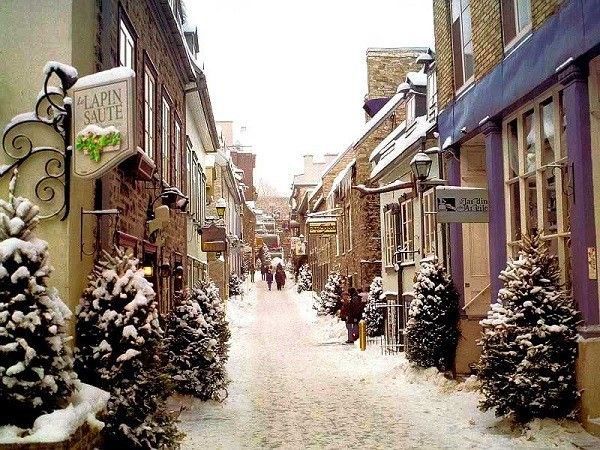 Quebec được biết đến với tên gọi khác là thành phố Pháp trong lòng Canada. Đây là thành phố cổ xinh đẹp nhất của Canada với nét cổ kính của kiến trúc Tây Âu cùng phong cảnh thiên nhiên hài hòa, cũng là thành phố điển hình với thời tiết ấm áp, dễ chịu vào mùa hè và lạnh giá kéo dài vào mùa đông. Tuy vậy, khi băng tuyết hiện hữu khắp mọi nơi, lễ hội mùa đông lớn nhất trên thế giới sẽ diễn ra ở các tỉnh miền Đông Canada. Được mệnh danh là xứ sở mùa đông, thành phố Quebec là một trong những nơi tuyết rơi nặng nhất với ước tính hơn 254cm mỗi năm.