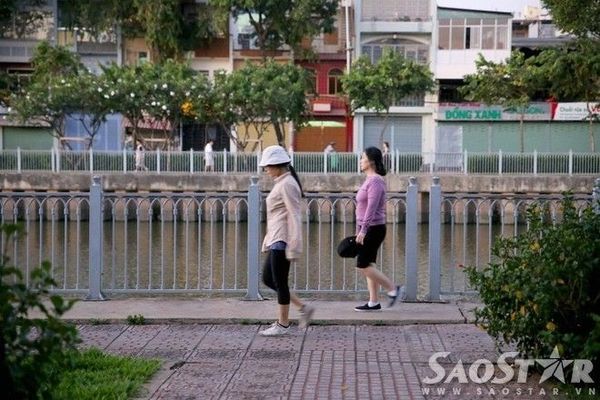 Phụ nữ đi tập thể dục buổi sáng không những phải khoác thêm một lớp áo nữa mà còn phải đội mũ để tránh sương lạnh thấm vào đầu.
