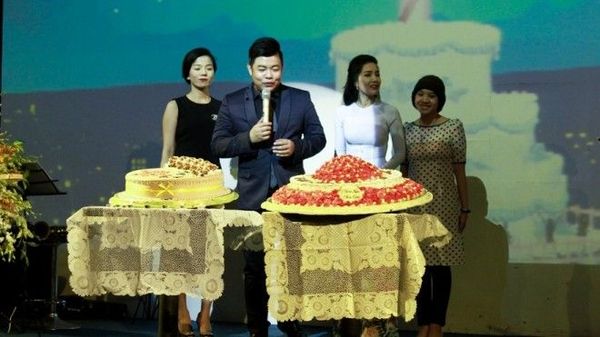 Lệ Quyên, Huyền Trân và các học trò thân thiết cùng Quang Lê cắt bánh sinh nhật.
