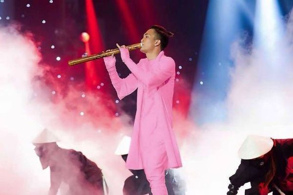 Một bức hình thú vị khác của BigDaddy do một người hâm mộ cắt ghét sau thời điểm xem chuỗi hình chế từ fanpage Hoàng Touliver.