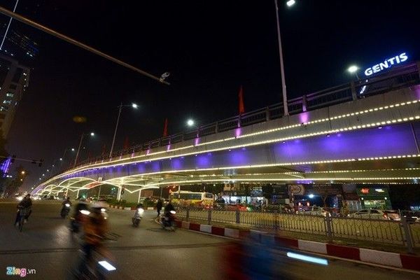 Các cầu vượt đều được chăng đèn led trang trí đẹp mắt.